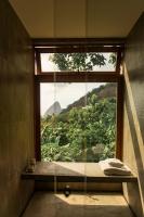 Zimmer mit Kingsize-Bett und Balkon