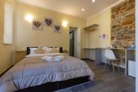 Zimmer mit Kingsize-Bett und Balkon