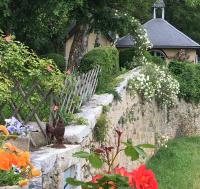 Deluxe Cottage mit Doppelbett und Blick auf die Burg