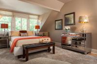 Habitación con cama grande y bañera de hidromasaje