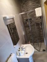 Deluxe Dreibettzimmer mit Meer- und Bergblick