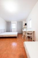 Deze driepersoonskamer heeft een gedeelde badkamer.