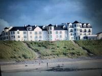 Beach Front Apt Portballintrae , Bushmills close to Royal Portrush Golf Club - B&B