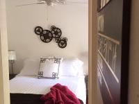 Suite mit Queensize-Doppelbett und Poolblick