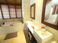 Deluxe One-Bedroom Villa with Spa Bath and Beach View