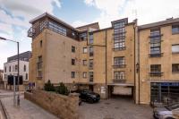 JOIVY Old Town Apartment with Parking Close to Royal Mile - B&B