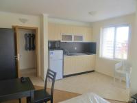 Estudio con balcón y vistas a la piscina