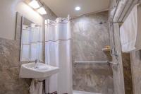 Chambre Lit King-Size - Accessible aux Personnes à Mobilité Réduite
