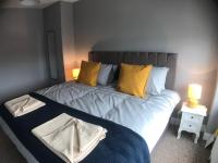 B&B Coventry - Wyken House - 3 Bedroom House Coventry- Sleeps 5 - Rated Superb - Bed and Breakfast Coventry