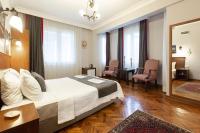 Habitación con cama extragrande y vistas al mar