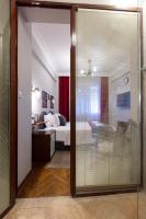 Habitación con cama grande y vistas al mar
