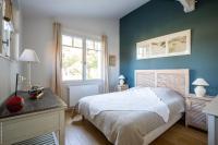 Habitación con cama extragrande y vistas al mar