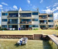 Wharf Lodge River View Apartment - Bed and Breakfast Maroochydore