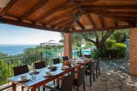 Villa Andonis Nissaki large villa with large pool ,spectacular view very near to the Beach - Chambres d'hôtes Nisáki