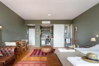 Dreibettzimmer mit Stadtblick