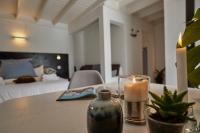 Zimmer mit Kingsize-Bett und Poolblick