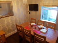 Slough Centre Townhouse with driveway parking for up to two cars - B&B
