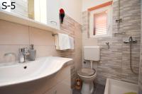 Dreibettzimmer mit eigenem Bad und Balkon