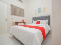 B&B Surabaya - RedDoorz near Ciputra Golf Surabaya - Bed and Breakfast Surabaya