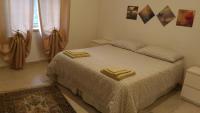 Zimmer mit Kingsize-Bett und Gartenblick.