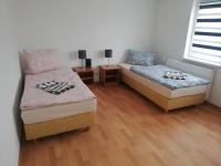 Standaard Tweepersoonskamer met 2 Aparte Bedden - Gedeelde Badkamer