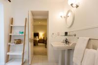 Zimmer mit Kingsize-Bett und Gartenterrasse