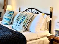 Habitación con cama extragrande y balcón