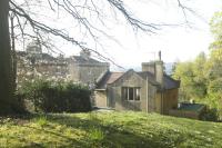 Entire Victorian Lodge in a privately gated estate with secure parking for two cars and a newly refurbished bathroom - Chambres d'hôtes Bath