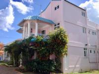 Fayruz Villa is a 3 bedroom, 3 bathroom detached house with AC and swimming pool 5 minutes walk from Flic en Flac public beach - Chambres d'hôtes Flic en Flac
