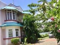 Fayruz Villa is a 3 bedroom, 3 bathroom detached house with AC and swimming pool 5 minutes walk from Flic en Flac public beach - B&B