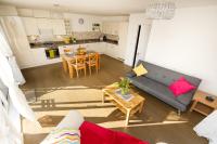 Contemporary Trumpington Apartment with Self Check-in ,FREE On-site Parking, Terrace, SUPER Fast WIFI & 5 mins drive to Papworth & Addenbrookes hospitals - B&B Cambridge