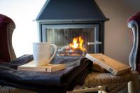 Zimmer mit Kingsize-Bett und Bergblick