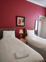 Twin Room with en-suite Shower