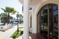 Apartment with Pool View 