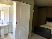 Basic Triple Room with Shared Bathroom