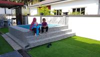 Jauzara Homestay Berkolam Renang - B&B