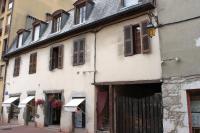 Bâtiment historique le long du canal du Thiou - zone piétonne au calme - Historic building along Thiou Canal - Chambres d'hôtes Annecy
