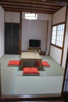 Im japanischen Stil eingerichtetes Zweibettzimmer mit Gemeinschaftsbad