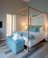 Habitación con cama grande y balcón