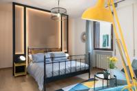 Suite con cama grande y balcón