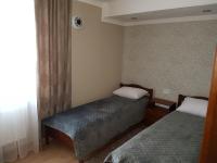 Tweepersoonskamer met 2 Aparte Bedden en Badkamer