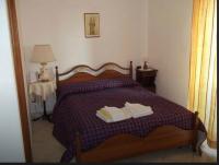 Zimmer mit Kingsize-Bett und Balkon
