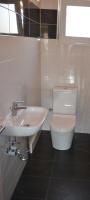 Chambre Simple avec Toilettes et Douche Communes