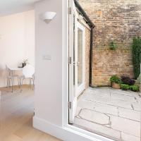 Apartment with Private PATIO, and PARK across the road - B&B