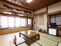 Zimmer im japanischen Stil mit Gemeinschaftsbad