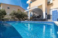 Apartment with Pool View 