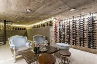 Deluxe One-Bedroom Apartment with Wine Cellar