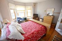 Habitación con cama grande
