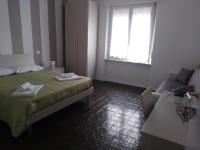 Zimmer mit Kingsize-Bett