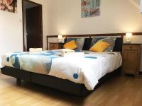 Habitación con cama extragrande.